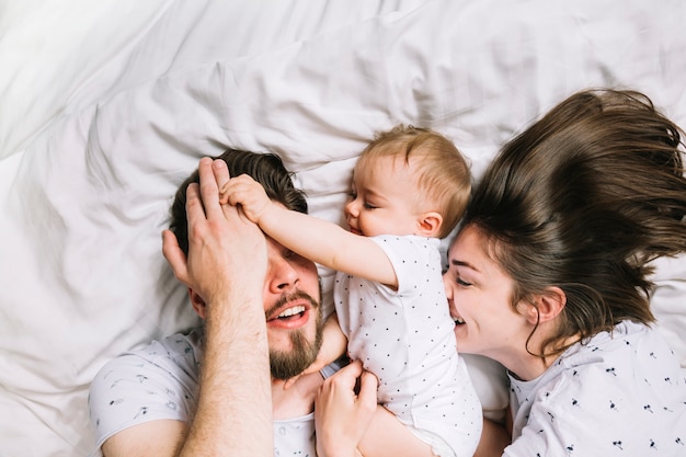 Jong koppel met baby in de ochtend