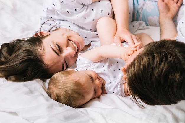 Gratis foto jong koppel met baby in de ochtend