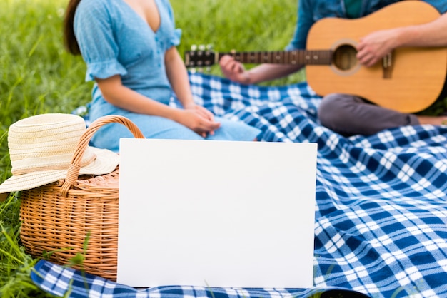 Gratis foto jong koppel met gitaar in park