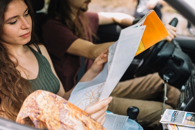 Jong koppel op een reis in een auto