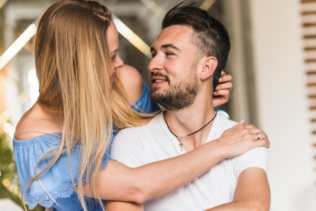 Gratis foto jong koppel op zoek naar elkaar