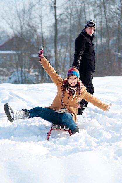 Jong koppel samen in de sneeuw