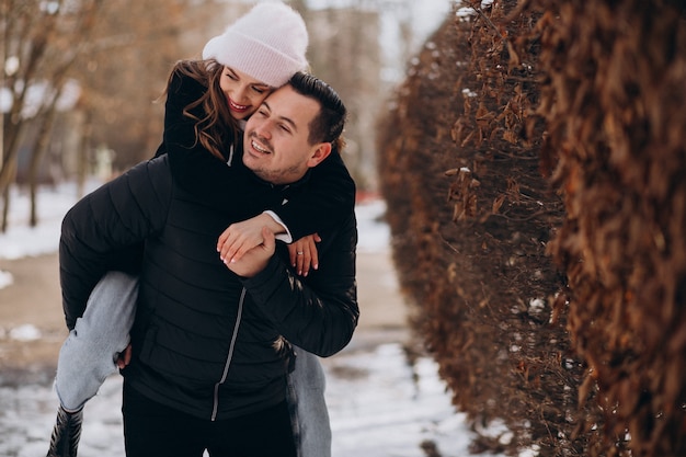 Jong koppel samen in een winter park op valentijnsdag