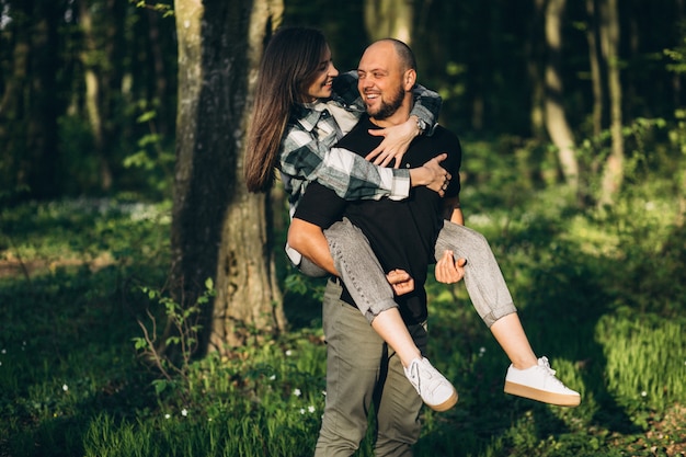 Jong koppel samen in het bos