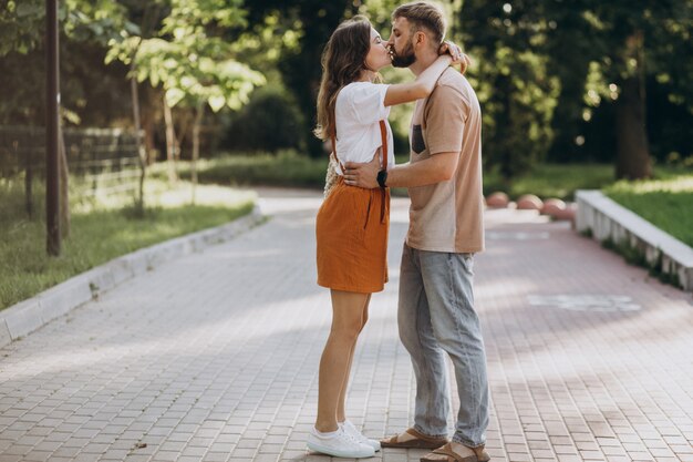 Jong koppel samen in park