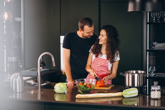 Jong koppel samen koken in de keuken