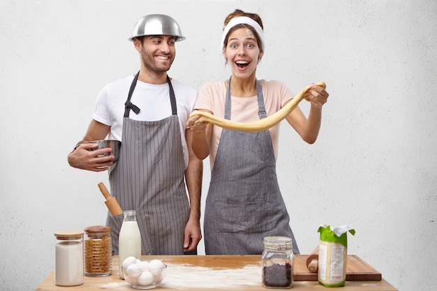 Jong koppel samen koken