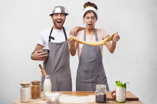 Jong koppel samen koken