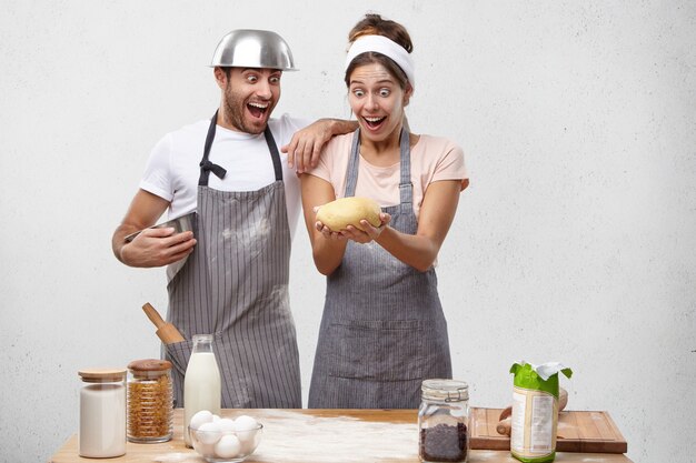 Jong koppel samen koken