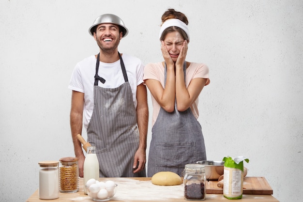 Jong koppel samen koken