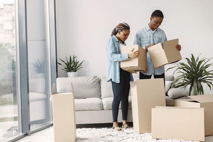 Gratis Foto jong koppel samen verhuizen naar nieuw huis. afrikaans amerikaans echtpaar met kartonnen dozen.