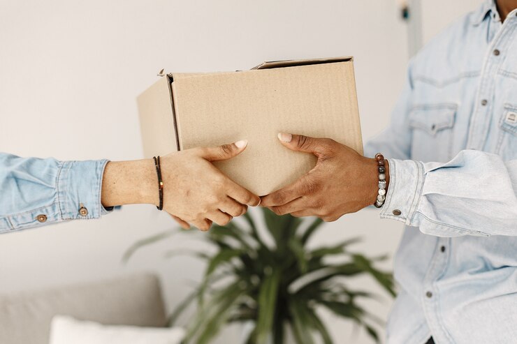 Gratis Foto jong koppel samen verhuizen naar nieuw huis. afrikaans amerikaans echtpaar met kartonnen dozen.