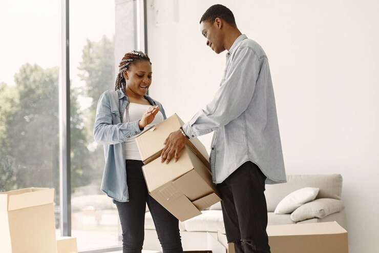 Gratis Foto jong koppel samen verhuizen naar nieuw huis. afrikaans amerikaans echtpaar met kartonnen dozen.
