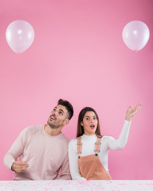 Jong koppel spelen met witte ballonnen