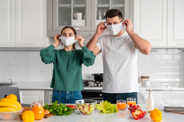 Jong koppel thuis koken