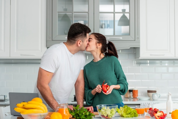 Gratis foto jong koppel thuis koken