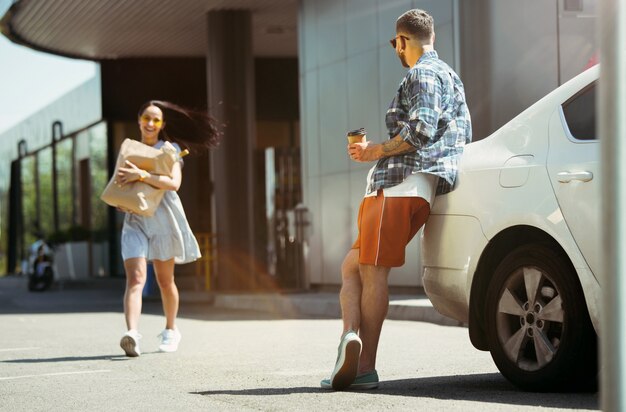 Jong koppel vakantie reis op de auto in zonnige dag voorbereiden