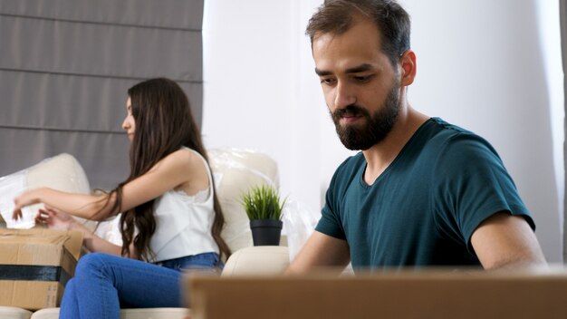 Jong koppel verhuizen naar een nieuw huis. jong stel verhuist naar een nieuw huis