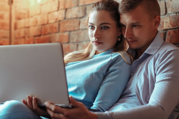 Jong koppel verliefd tijd samen doorbrengen. mooie vrouw en knappe man met intieme momenten thuis