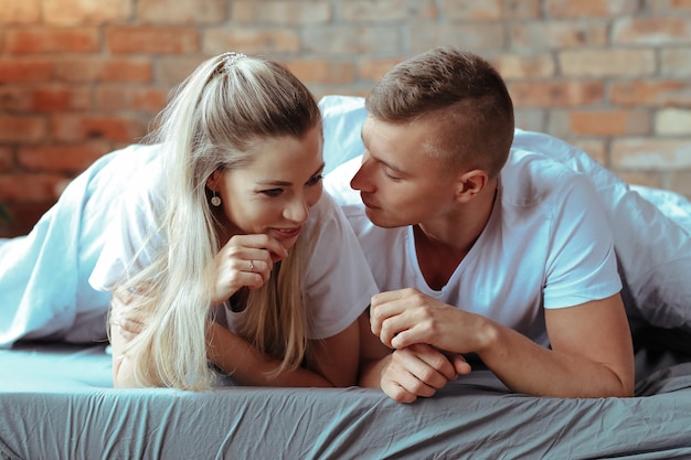 Jong koppel verliefd tijd samen doorbrengen. Mooie vrouw en knappe man met intieme momenten thuis