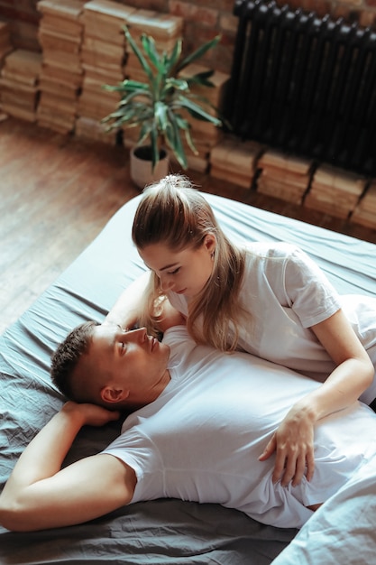 Jong koppel verliefd tijd samen doorbrengen. Mooie vrouw en knappe man met intieme momenten thuis