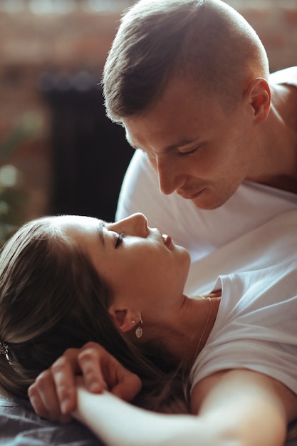 Jong koppel verliefd tijd samen doorbrengen. mooie vrouw en knappe man met intieme momenten thuis