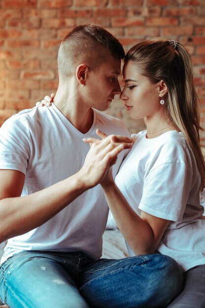 Jong koppel verliefd tijd samen doorbrengen. Mooie vrouw en knappe man met intieme momenten thuis