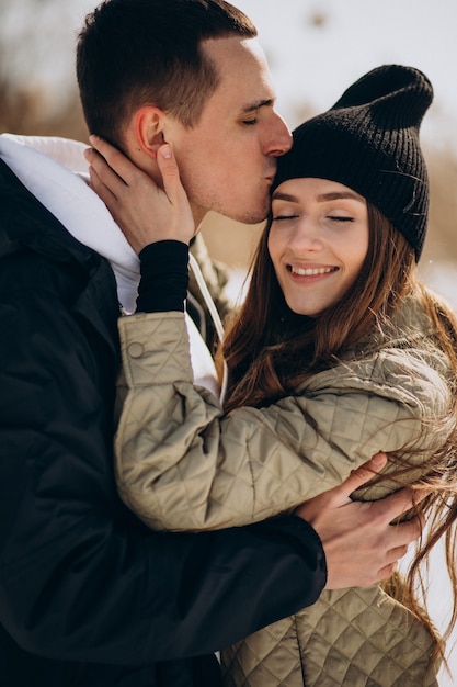 Jong koppel verliefd wandelen in de winter