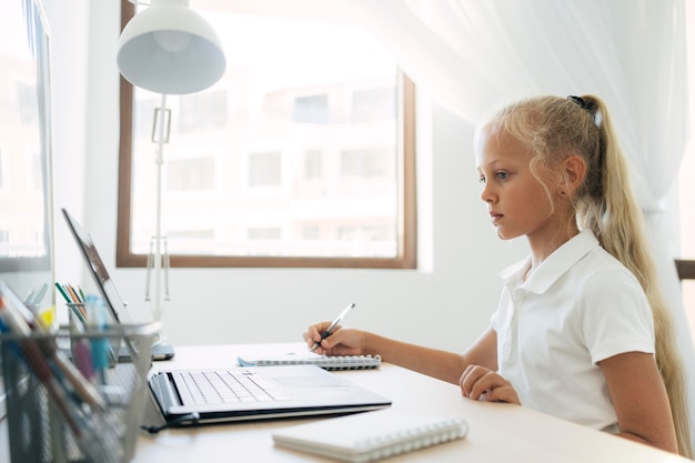 Jong meisje aandacht besteden aan online klasse