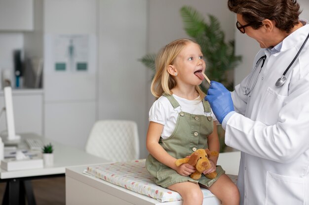 Jong meisje bij de kinderarts voor een lichamelijk onderzoek