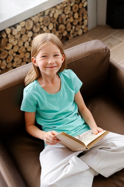 Jong meisje dat een boek leest