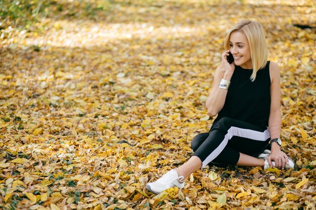 jong meisje dat in de herfstpark loopt