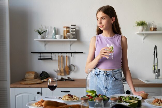 Jong meisje dat limonade drinkt