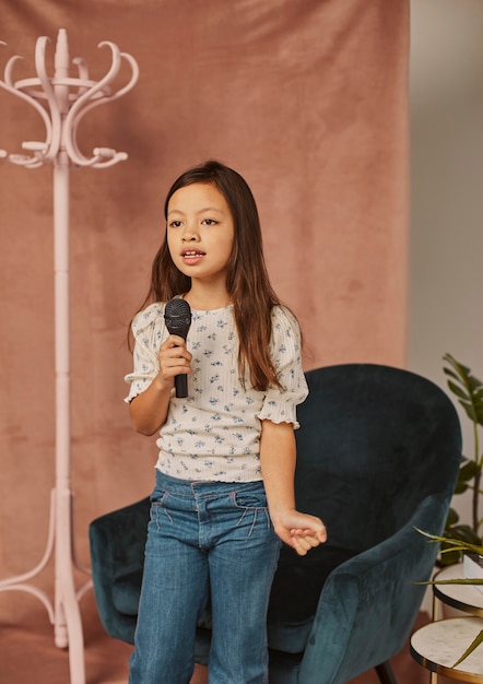 Jong meisje dat thuis leert zingen