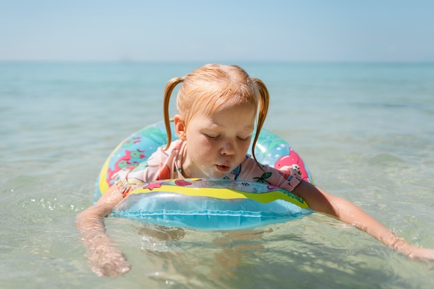 Jong meisje geniet van haar zonnige vakantie