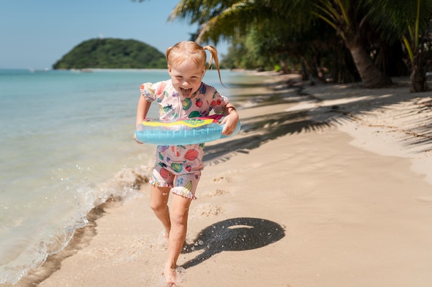 Jong meisje geniet van haar zonnige vakantie