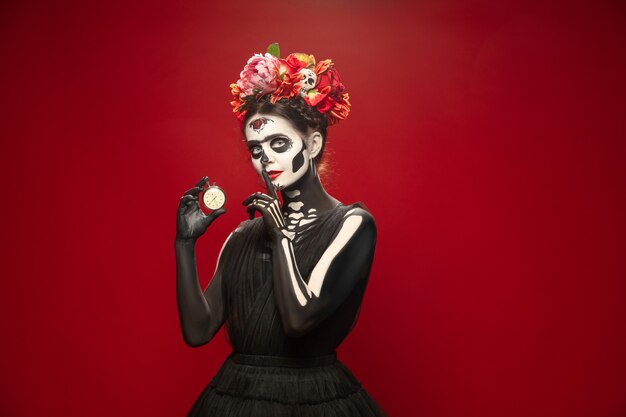 Jong meisje in de afbeelding van Santa Muerte, Saint Death of Sugar Skull