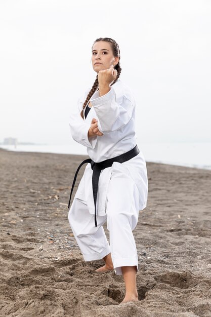 Jong meisje in karate kostuum training