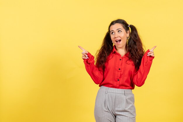 jong meisje in rode blouse op geel