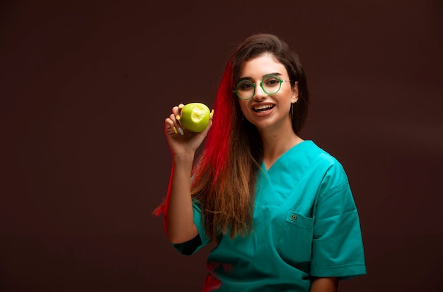 Jong meisje met een groene appel in de hand.