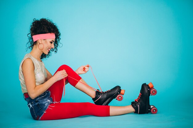 Jong meisje met geïsoleerde rolschaatsen