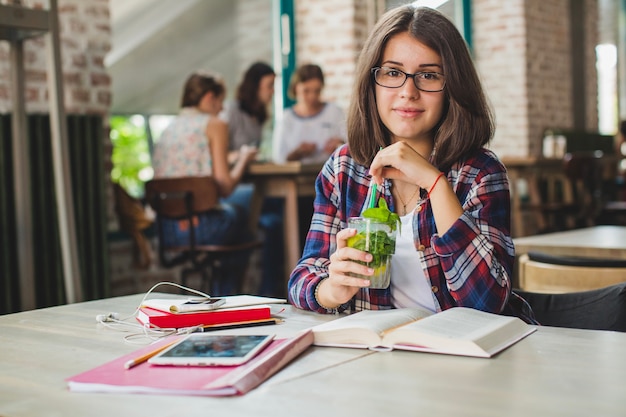 Gratis foto jong meisje met verfrissend drankje