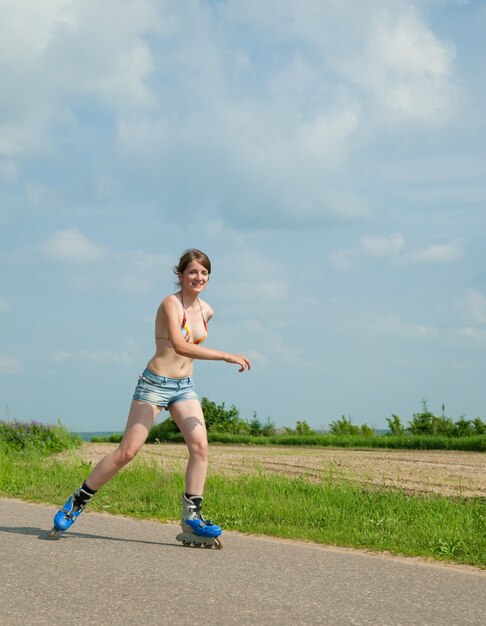 Jong meisje op rolbladen