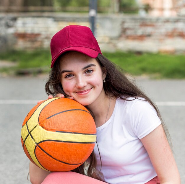 Jong meisje poseren met een basketbal