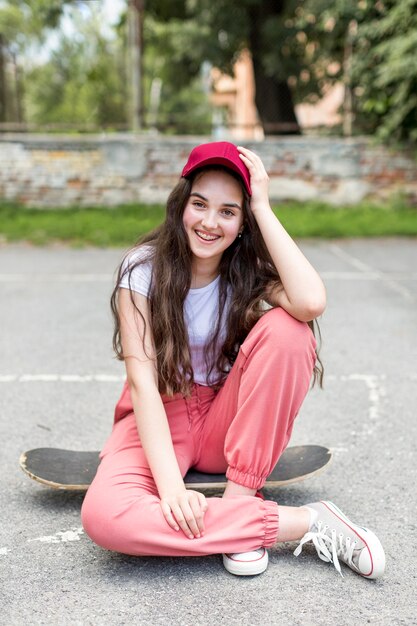 Jong meisje poseren op haar skateboard