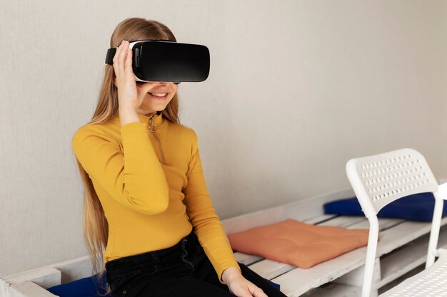 Jong meisje probeert een vr-bril uit en heeft plezier