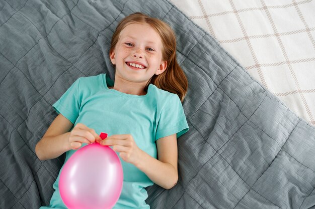 Jong meisje speelt met een ballon.