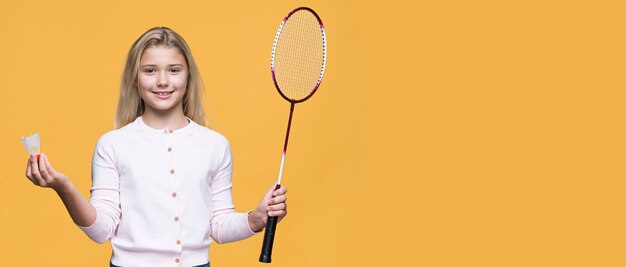 Gratis foto jong meisje tennissen met kopie ruimte