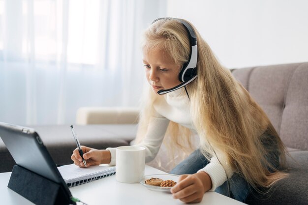 Gratis foto jong meisje thuis studeren