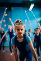 Gratis foto jong meisje training in de sportschool in gymnastiek sport